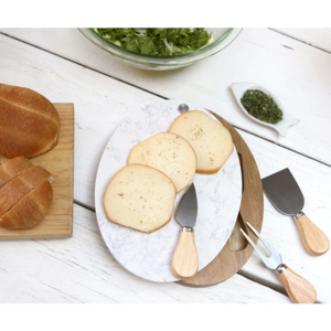 HM-108, Set para quesos fabricado con madera de acacia y marmol gris. En el interior de la tabla cuenta con dos palas y trinche para servir quesos. Su diseño y calidad excepcionales lo convierten en un regalo ideal y en un complemento esencial para cualquier ocasión.