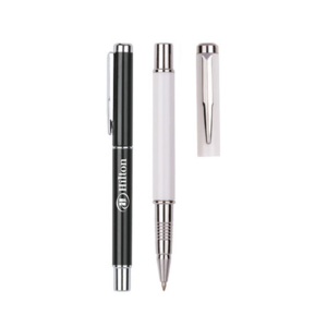 A2152, Elegante bolígrafo con tinta de gel en color negro, con cuerpo y tapa en plástico. Clip metálico.