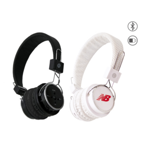 A2432, Audífonos bluetooth con reproductor de audio, radio FM y manos libres. Cuenta con entrada micro SD, así como reproductor de MP3 y MP4. Reproduce música y permite recibir llamadas hasta por 6 hrs. continuas. La diadema es ajustable, los auriculares tienen gran movilidad para adaptarse cómodamente y disponen de almohadillas protectoras acolchadas. Incluye cable USB y auxiliar. Presentación: caja en color blanco.