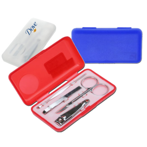 EM104, Juego de manicure en estuche plástico. Incluye: cortaúñas, pinzas para depilar, tijeras y cortador de cutícula.