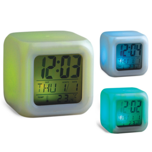 RMF330, Reloj cuadrado de plástico con luz. Funciones: alarma, calendario y termómetro. Cambia de color de manera progresiva al estar encendido. Incluye pilas de botón. Utiliza cuatro baterías AAA (no incluidas). Presentación: caja en color blanco.