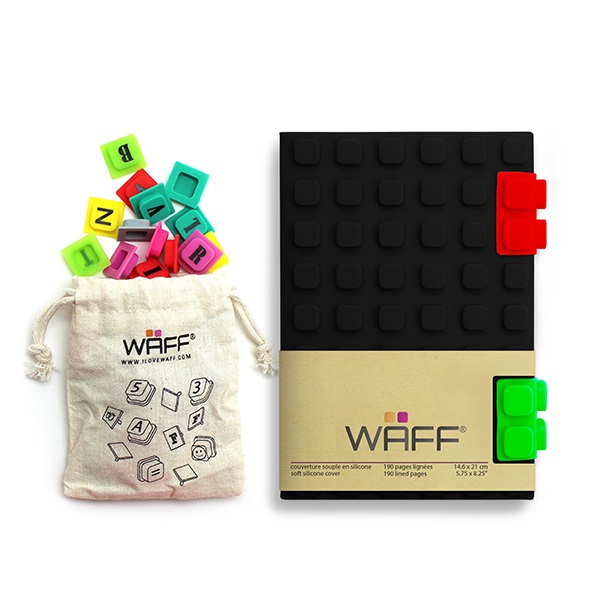 WAF013, WAFF Combo Mediano. El combo incluye una libreta mediana de 190 paginas estilo raya con 70 cubos de alfabeto. 2 clips para cerrar la libreta y 1 bolsa de algodón para guardar los cubos. La cubierta se puede reciclar con su repuesto WAFF.