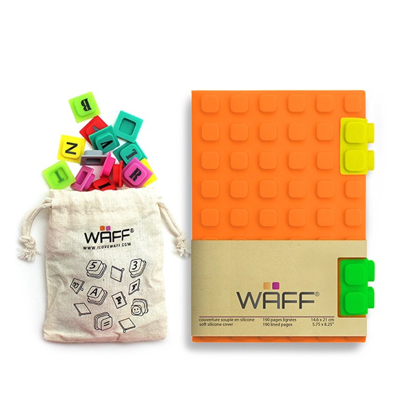 WAF013, WAFF Combo Mediano. El combo incluye una libreta mediana de 190 paginas estilo raya con 70 cubos de alfabeto. 2 clips para cerrar la libreta y 1 bolsa de algodón para guardar los cubos. La cubierta se puede reciclar con su repuesto WAFF.