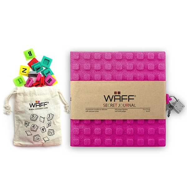 WAF017, WAFF Diario Secreto. El combo diario secreto con cubierta de silicona brillante contiene 160 paginas estilo raya, incluye 70 cubos de alfabeto (grado alimenticio), una llave y 1 candado. Con bolsa en algodón para guardar cubos.