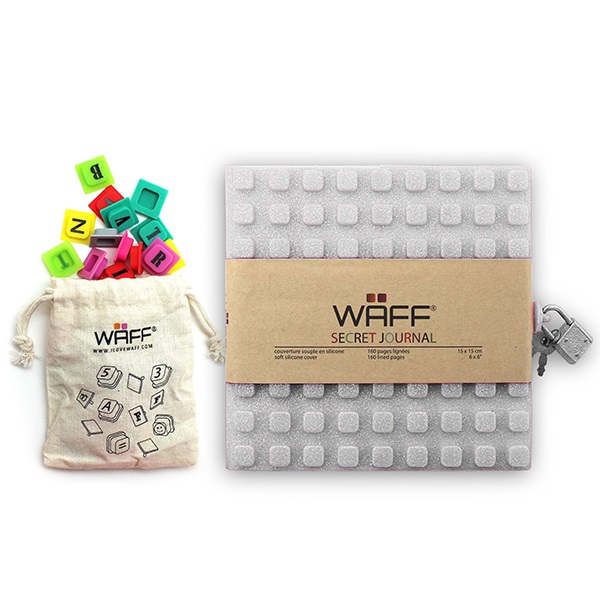 WAF017, WAFF Diario Secreto. El combo diario secreto con cubierta de silicona brillante contiene 160 paginas estilo raya, incluye 70 cubos de alfabeto (grado alimenticio), una llave y 1 candado. Con bolsa en algodón para guardar cubos.