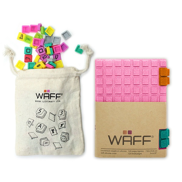 WAF016, WAFF Combo Glitter Pequeño. El combo incluye una libreta pequeña estilo raya con 100 cubos de alfabeto, 2 clips para cerrar la libreta y 1 bolsa de algodón para guardar los cubos. La cubierta se puede reciclar con su repuesto WAFF.