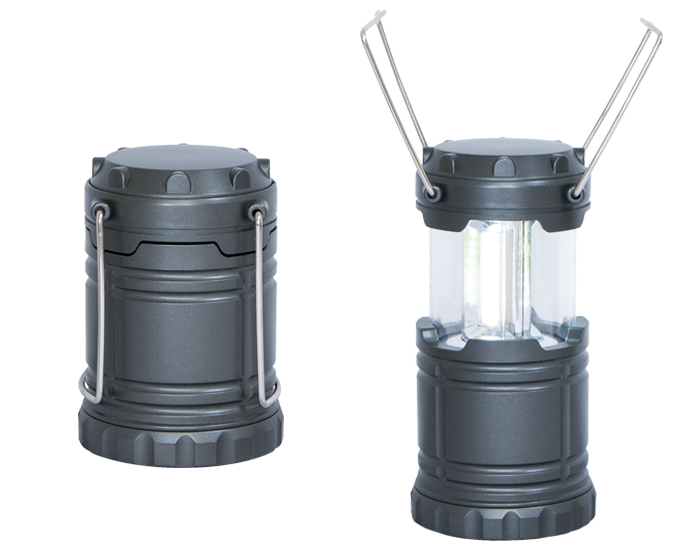 A2520, Lámpara LED de camping con sistema automático de encendido y doble asa abatible. Utiliza 3 Baterías AAA (incluidas)  Presentación: caja en color blanco.